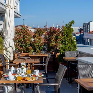 Hotel Bizim, Istanboel